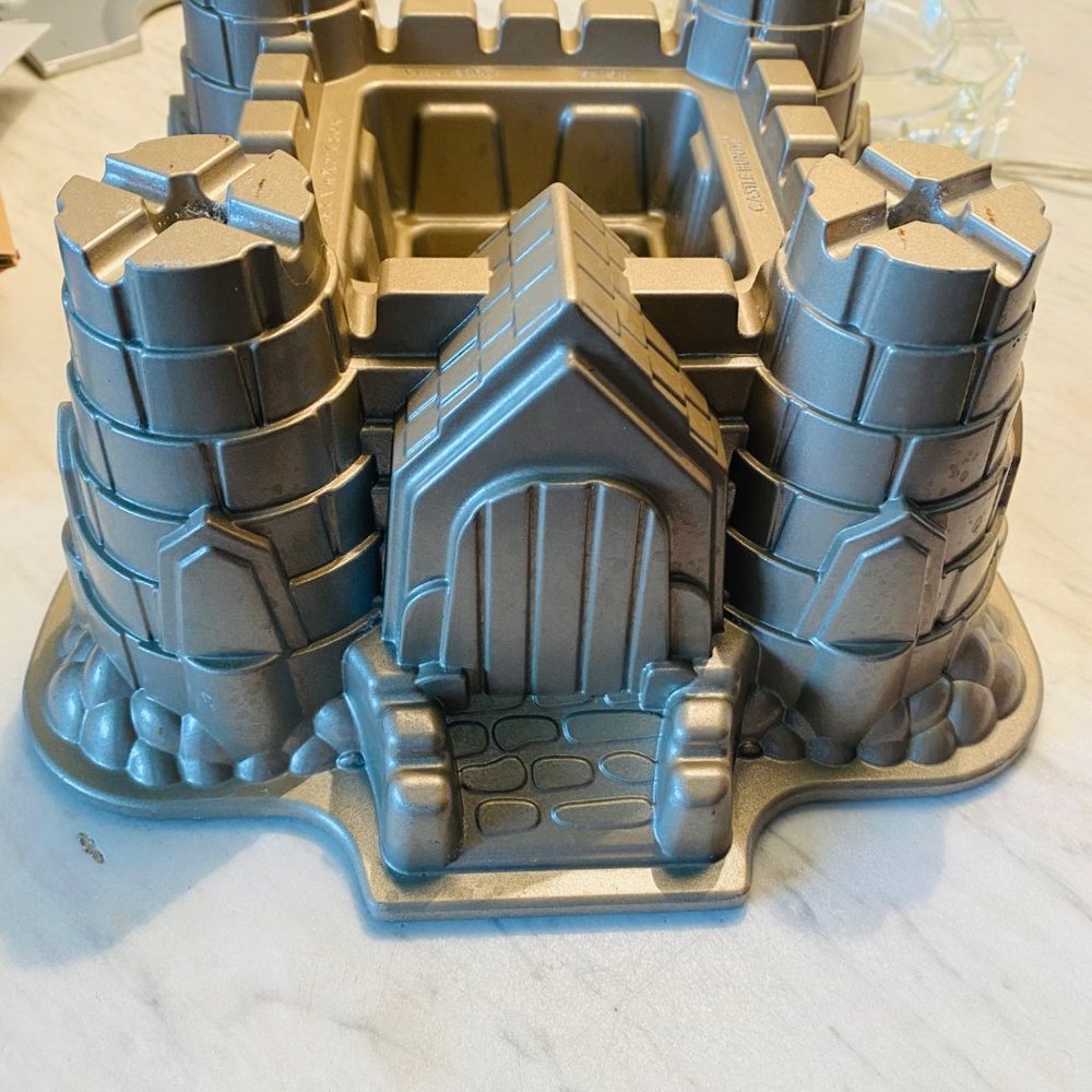 Nordic Ware Cast Aluminum Castle Bundt Cake Baking Pan USA 10 cup Nonstick